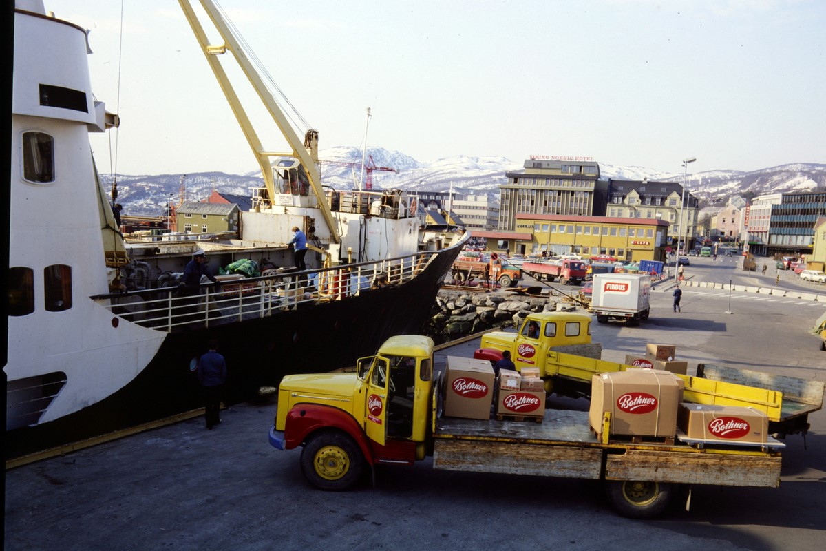 Lastbil stannar vid ett stort Hurtigruten-fartyg