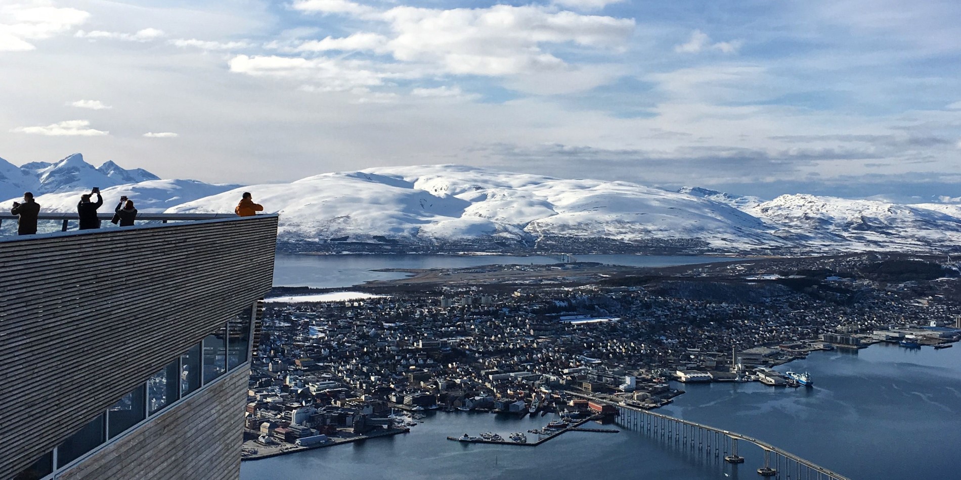 Folk som står på utsiktsplatsen i Tromsø