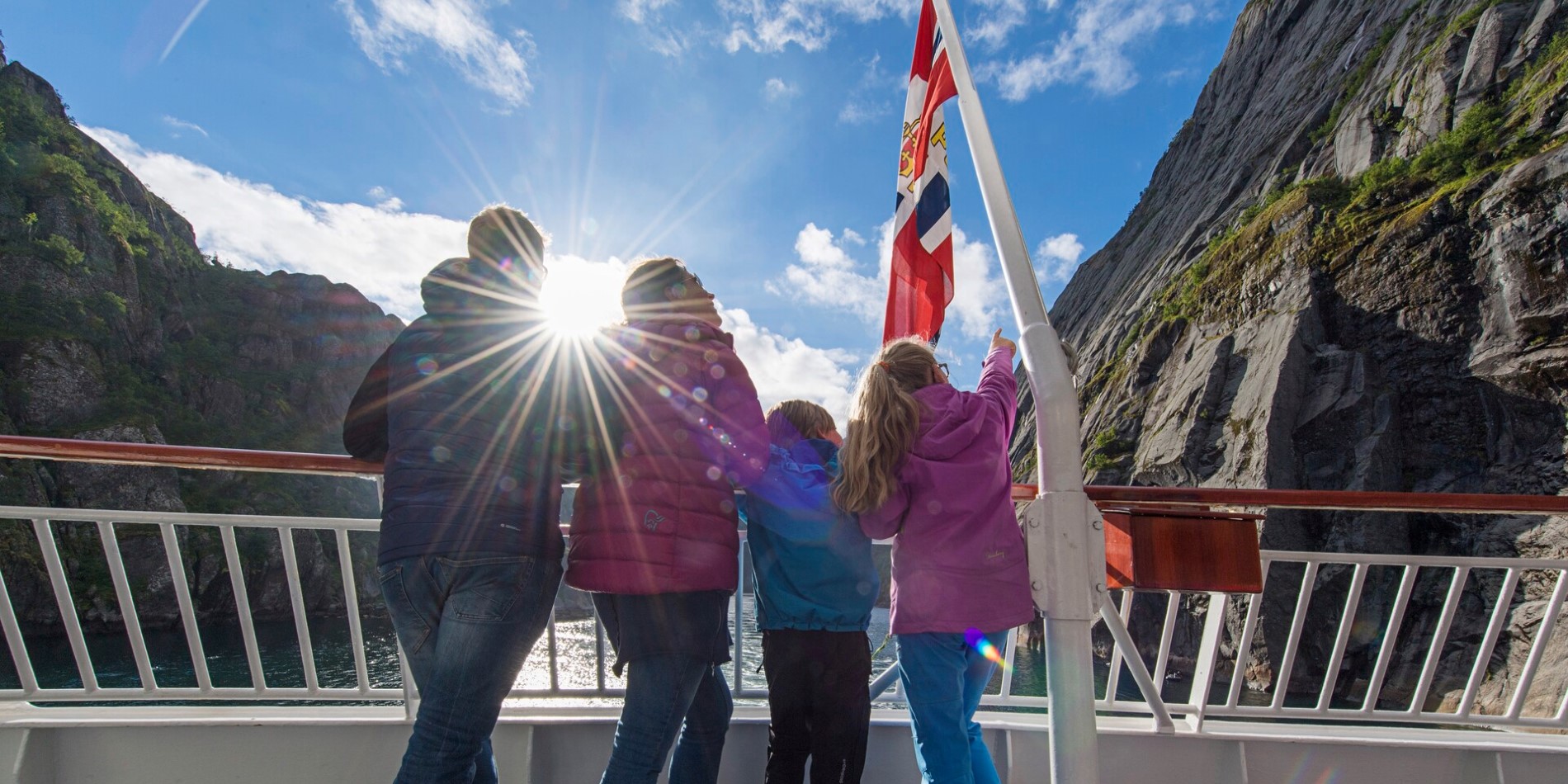 Bilde av familie med to barn som reiser med Hurtigruten i Norge.