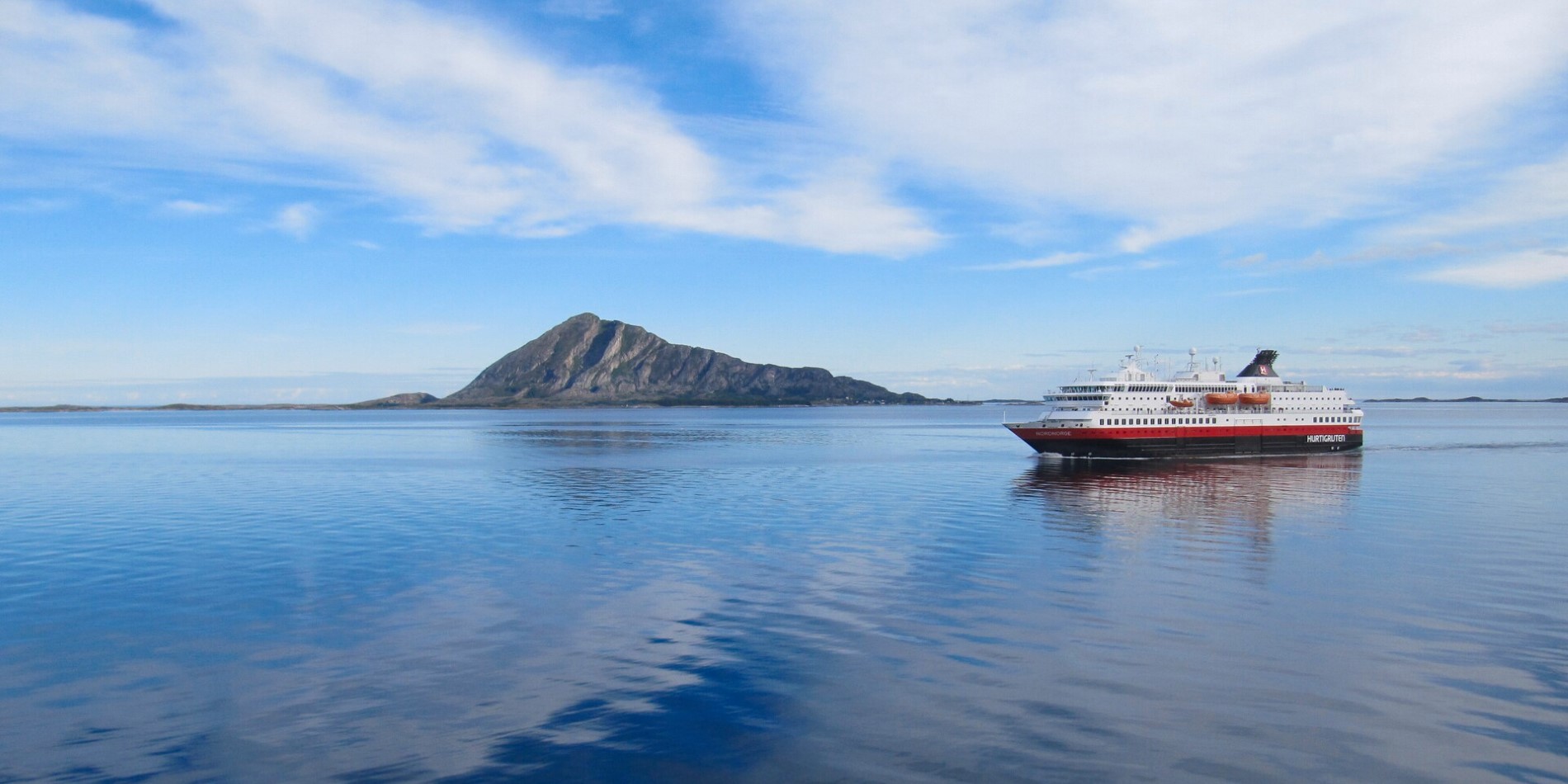 MS Kong Harald seglar tyst längs den norska kusten