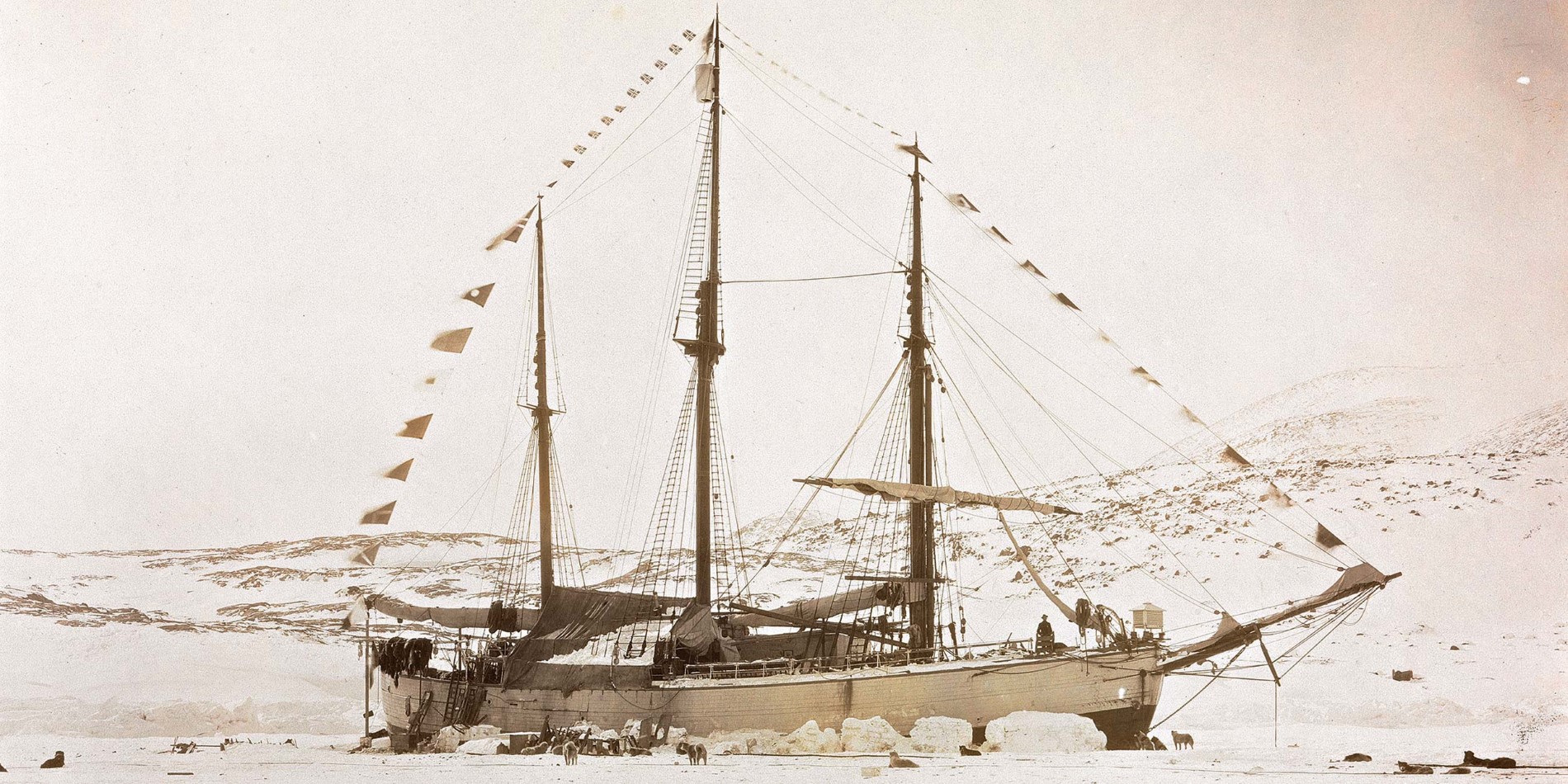 Vi seglar i kölvattnet av kända upptäcktsresande och fartyg som fram, och vi har utforskat arktiska vatten sedan 1896. 