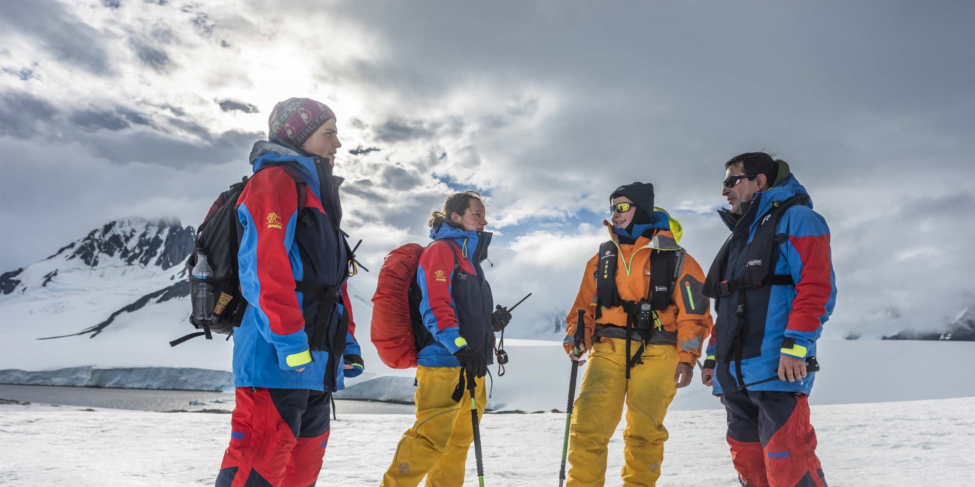 Expedition team planerar en vandring i Damoy Point, Antarktis