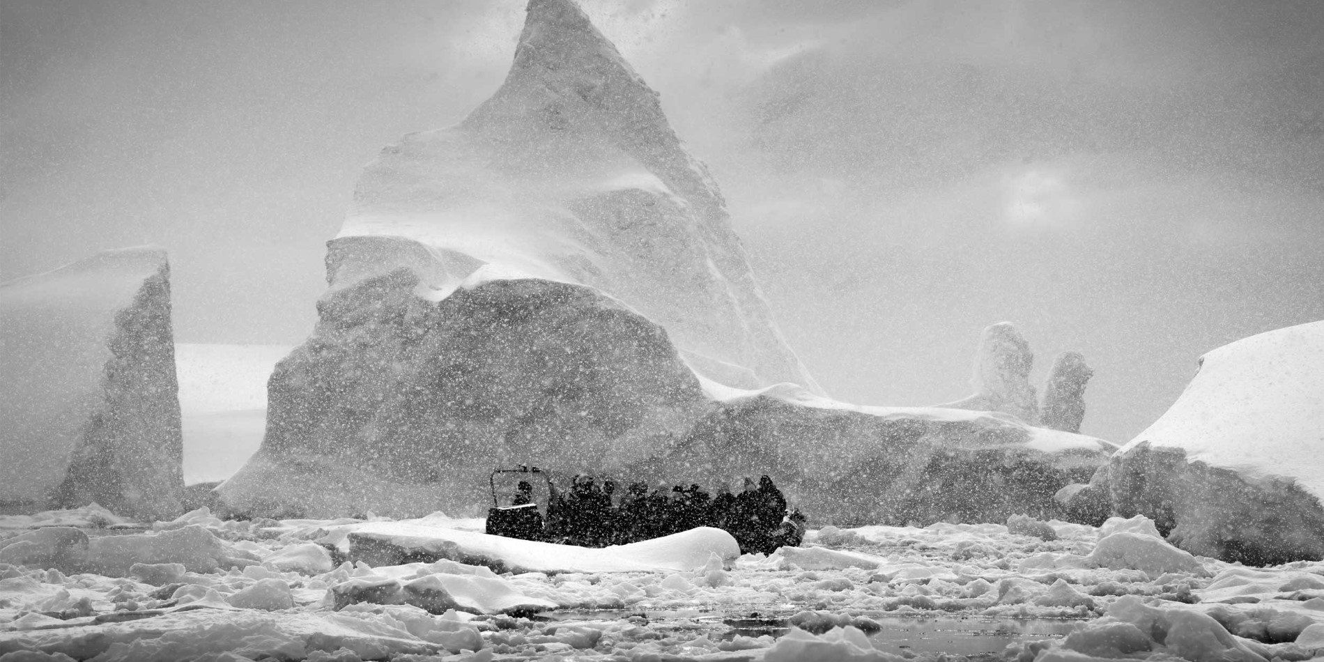 Kryssning genom isbergen i Antarktis