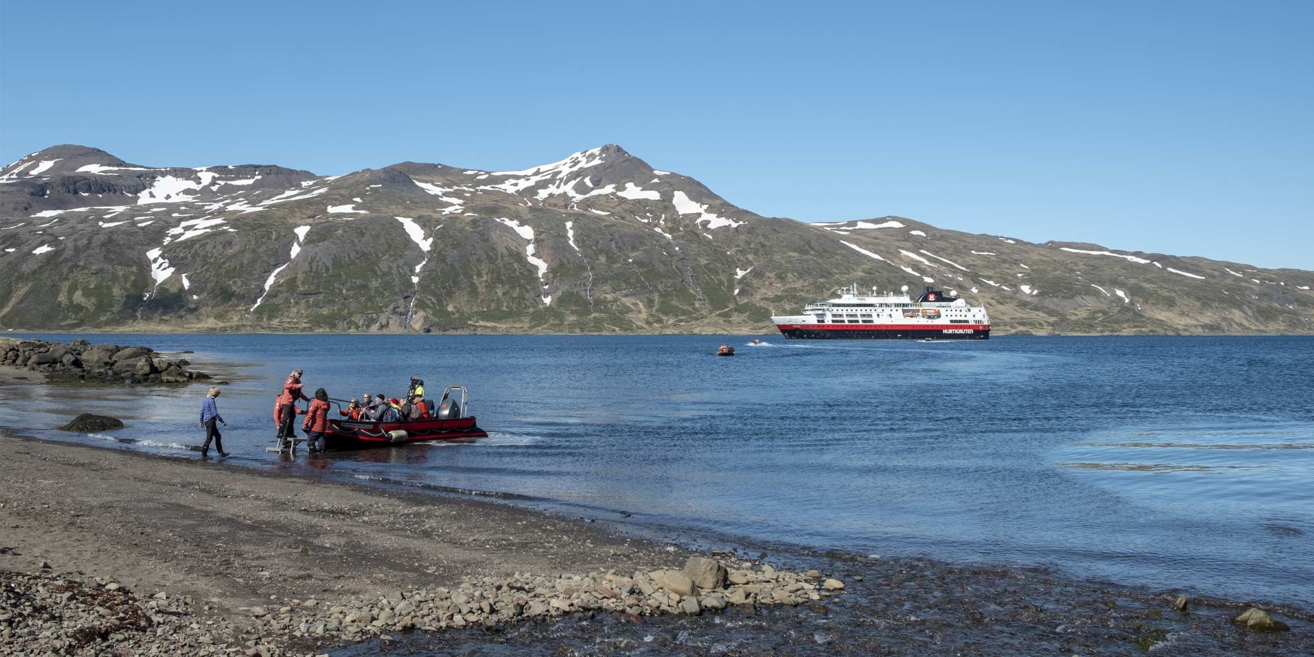 Tenderboats på utflykt i Djupavik Island