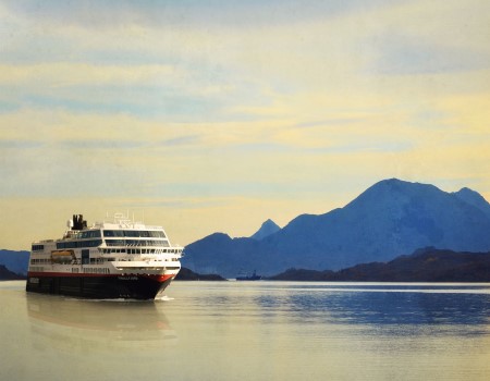 Hurtigrutens MS Trollfjord längs den natursköna norska kusten