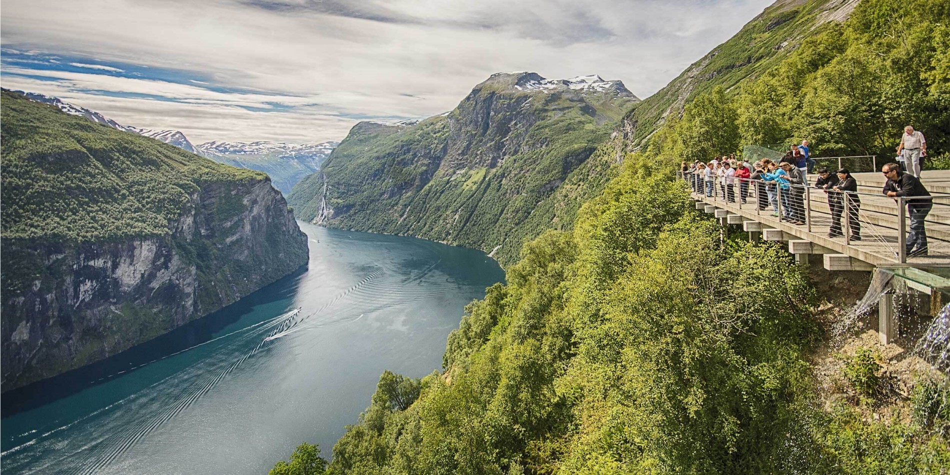 Segla med Hurtigruten under sommarmånaderna (jun-aug) och upplev den fantastiska Geirangerfjorden på nära håll.