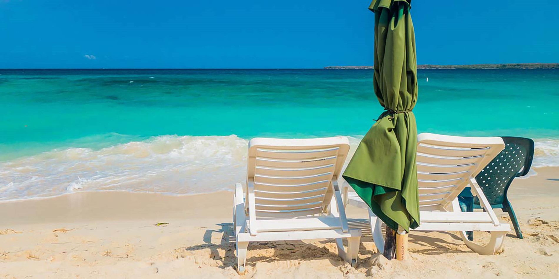 En stol som sitter framför en strand