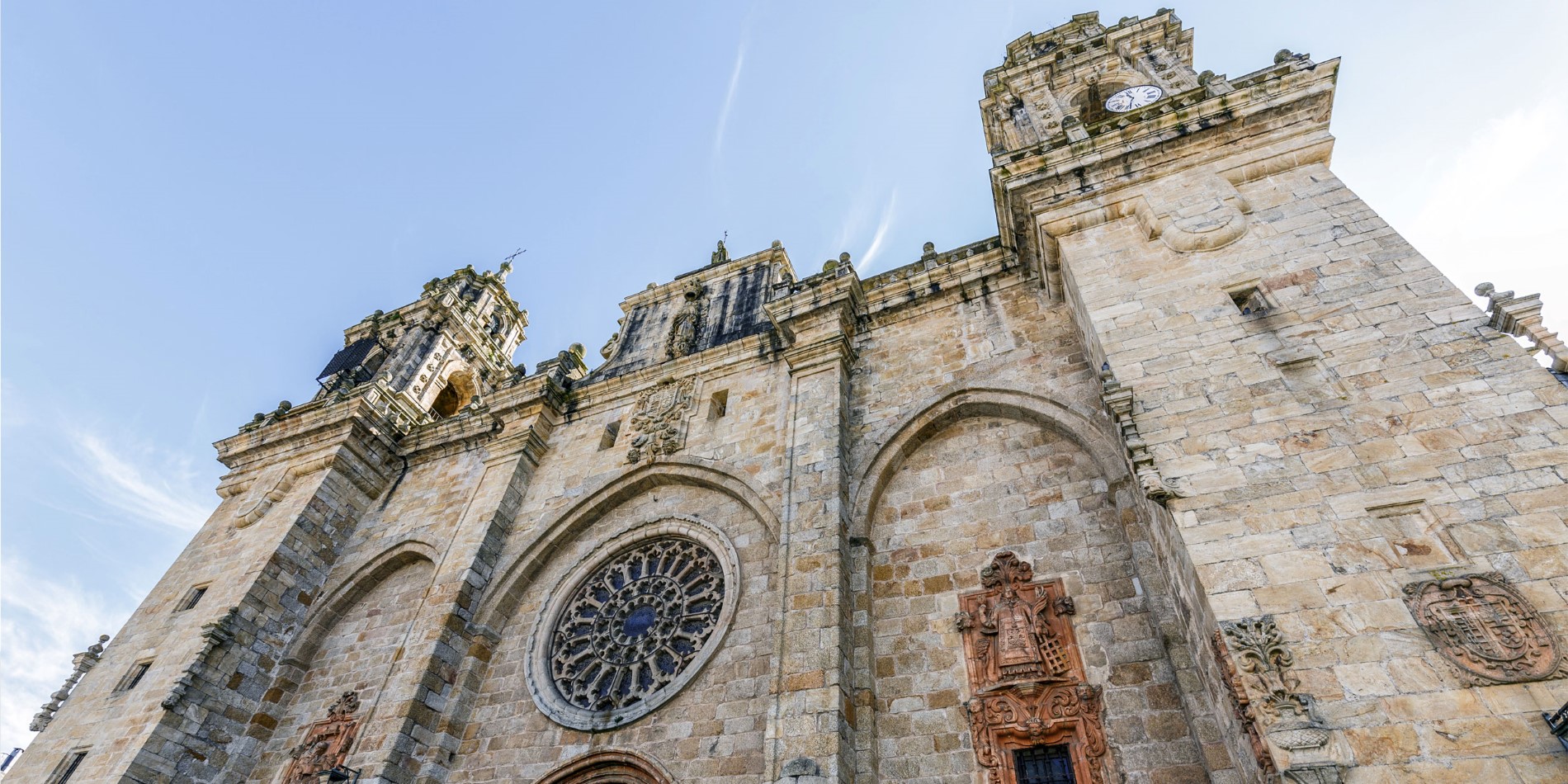 Utsikt över framsidan av Mondoñedo Cathedral.