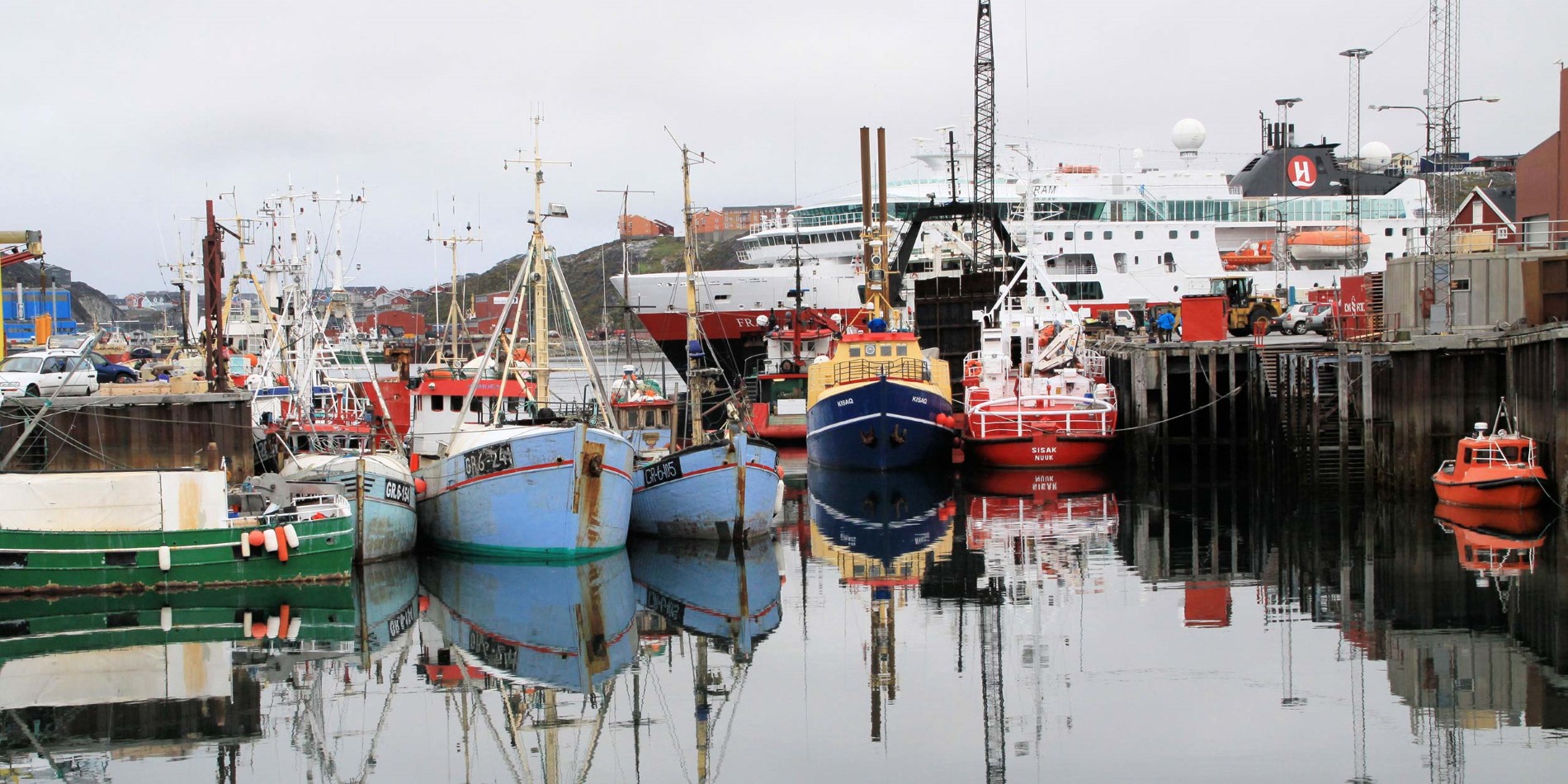 Hurtigruten i Nuuk hamn med fiskebåtar