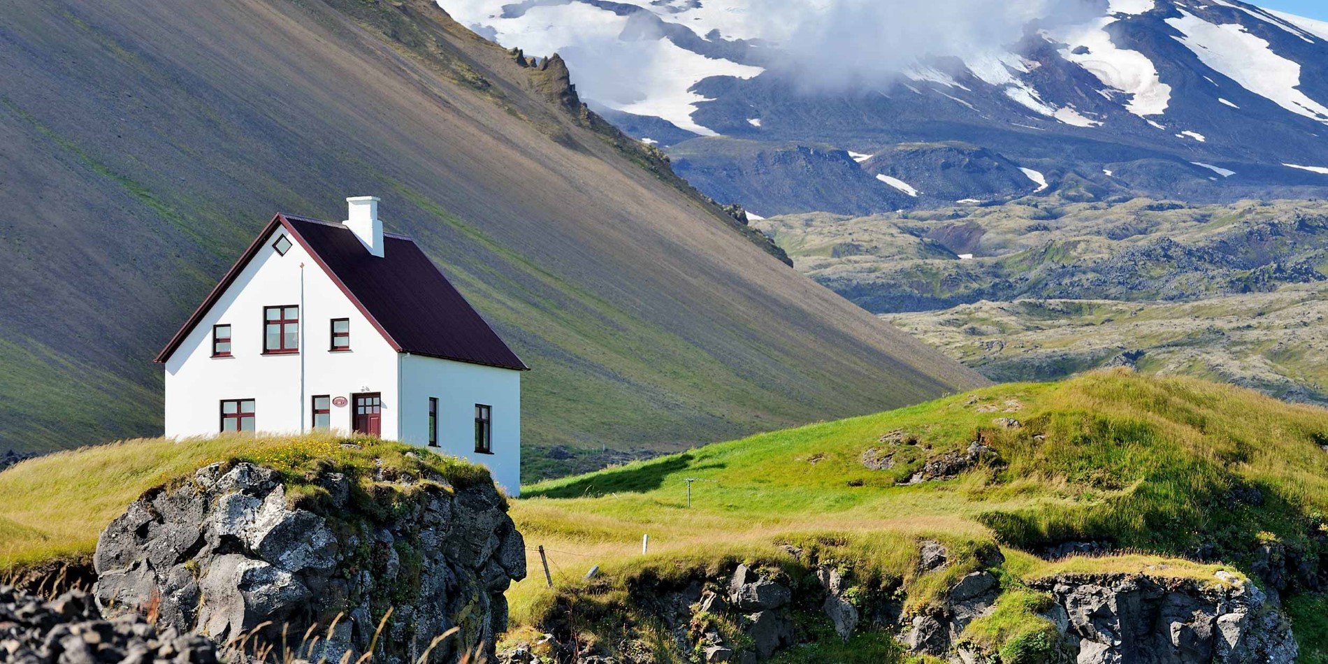 Ett hus med ett berg i bakgrunden
