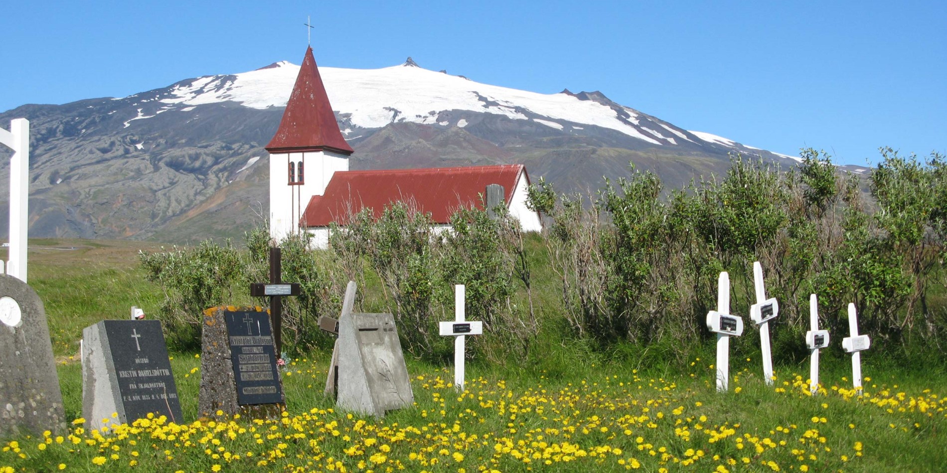 Hellnar kyrka med Snaefellsjökull i bakgrunden