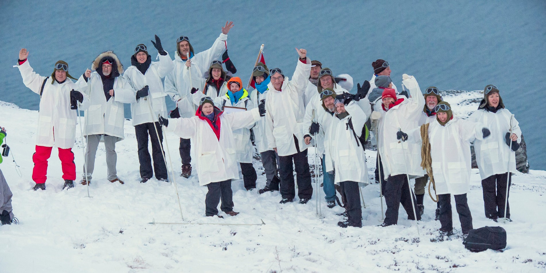 En grupp människor som poserar för en bild i snön