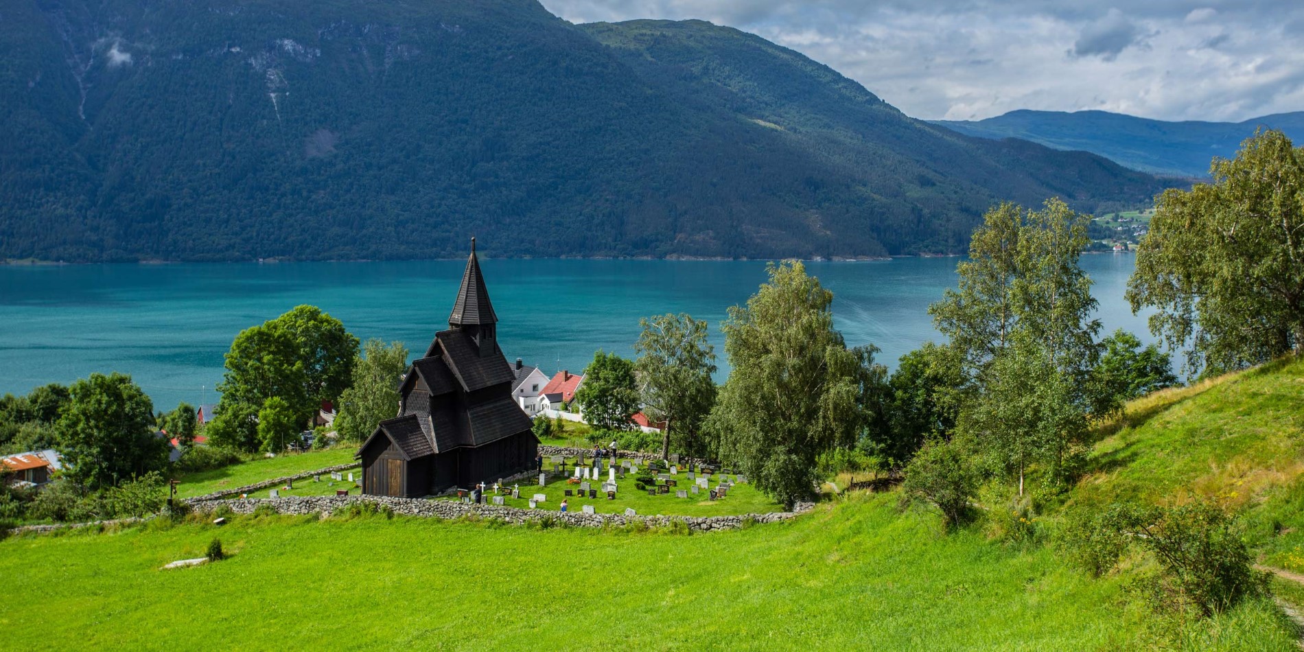 2500x1250_Urnes-stav-Church_3_Sognefjorden-¬ Oleg-Bakhirev_Shutterstock. jpg