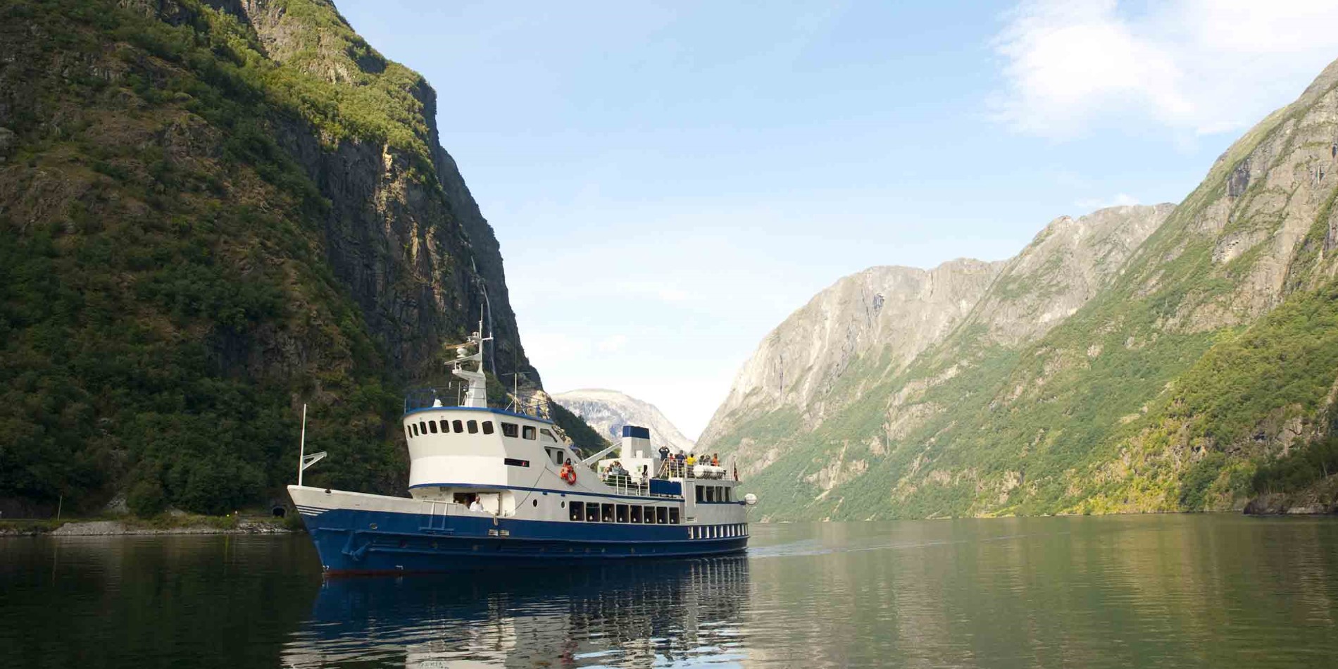 Båten tar dig med på en resa från Gudvangen till Flåm via Nærøyfjorden