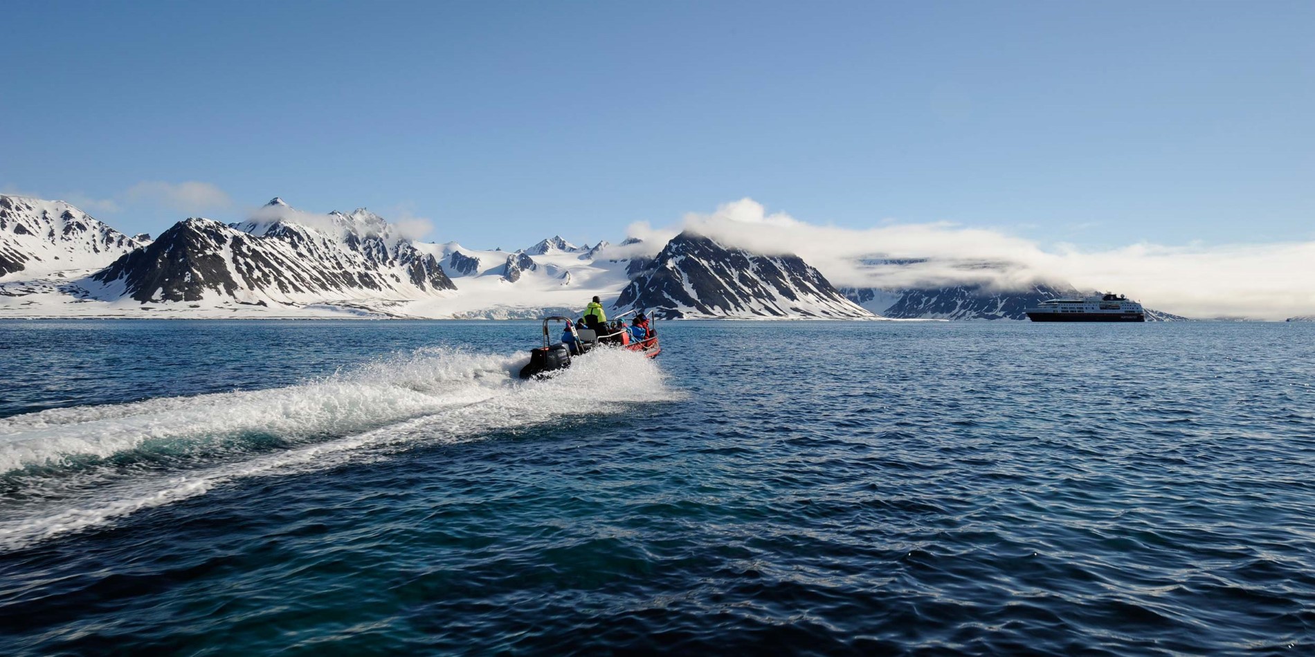 Vi använder våra PolarCirkel båtar för att kryssa i fjordar och komma nära djurlivet