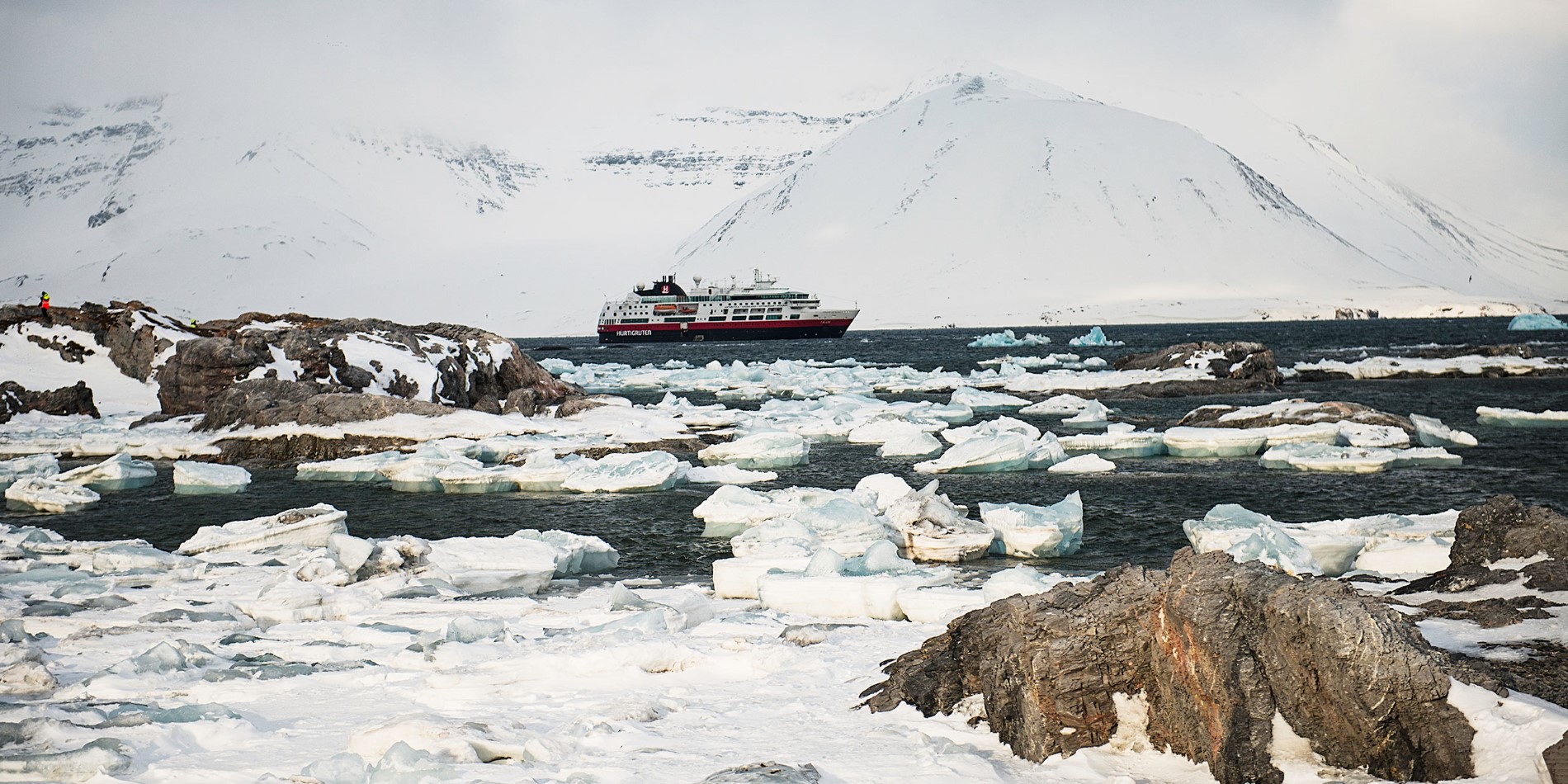 Hurtigruten i landet av isbjörnen, Spitsbergen. 