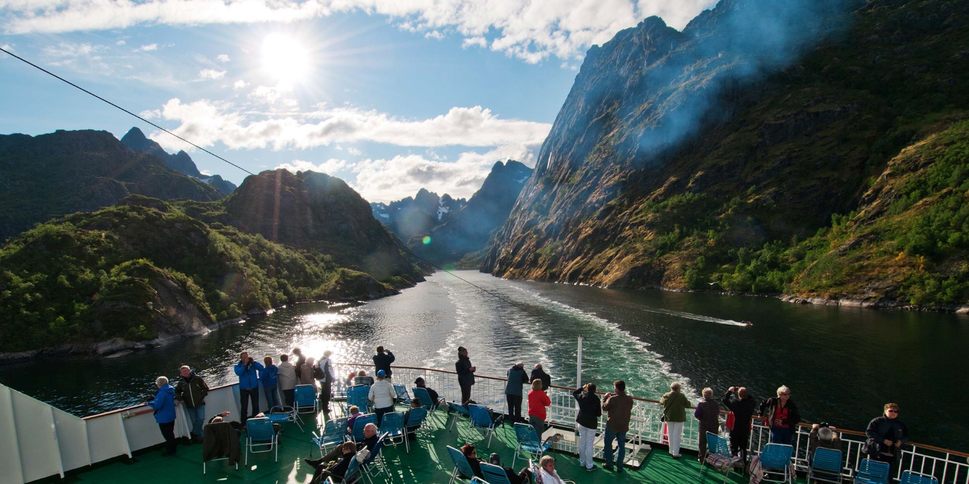 Människor på däck i Trollfjord