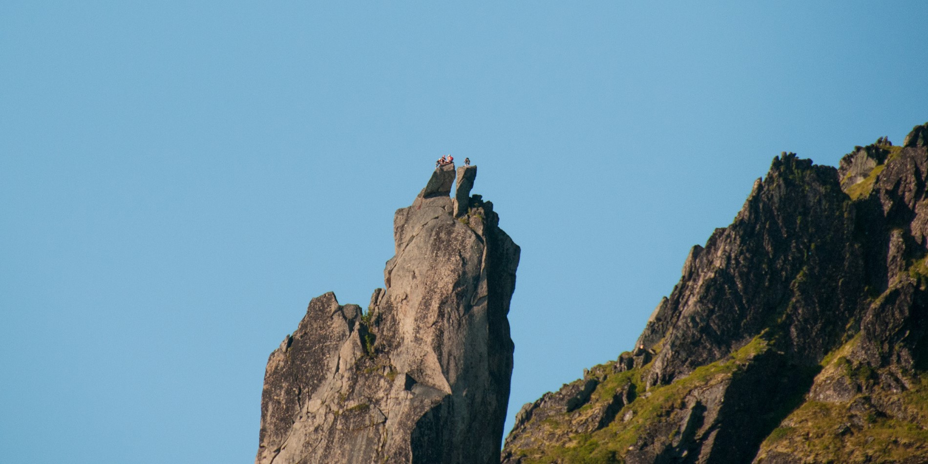 Klättrare på toppen av Svolværgeita