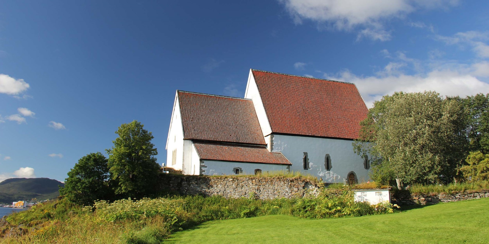 Trondenes kyrka på sommaren