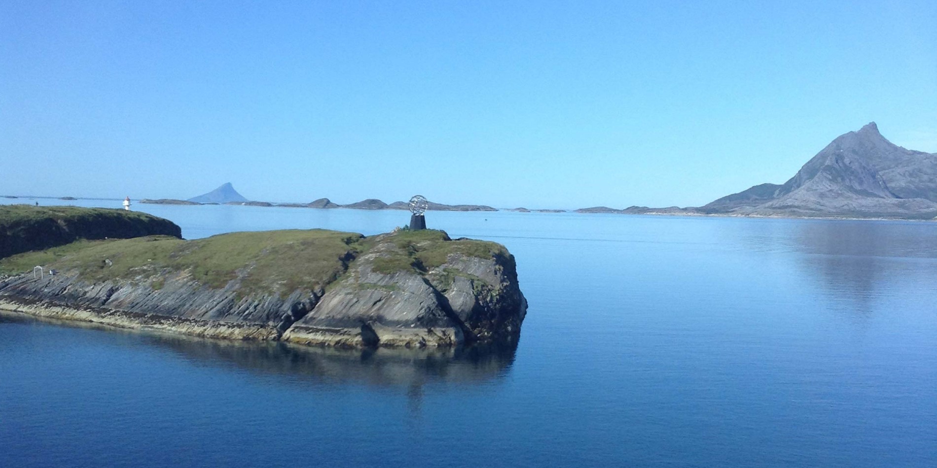 Ön Vikingen med en fyr och polcirkeln monument