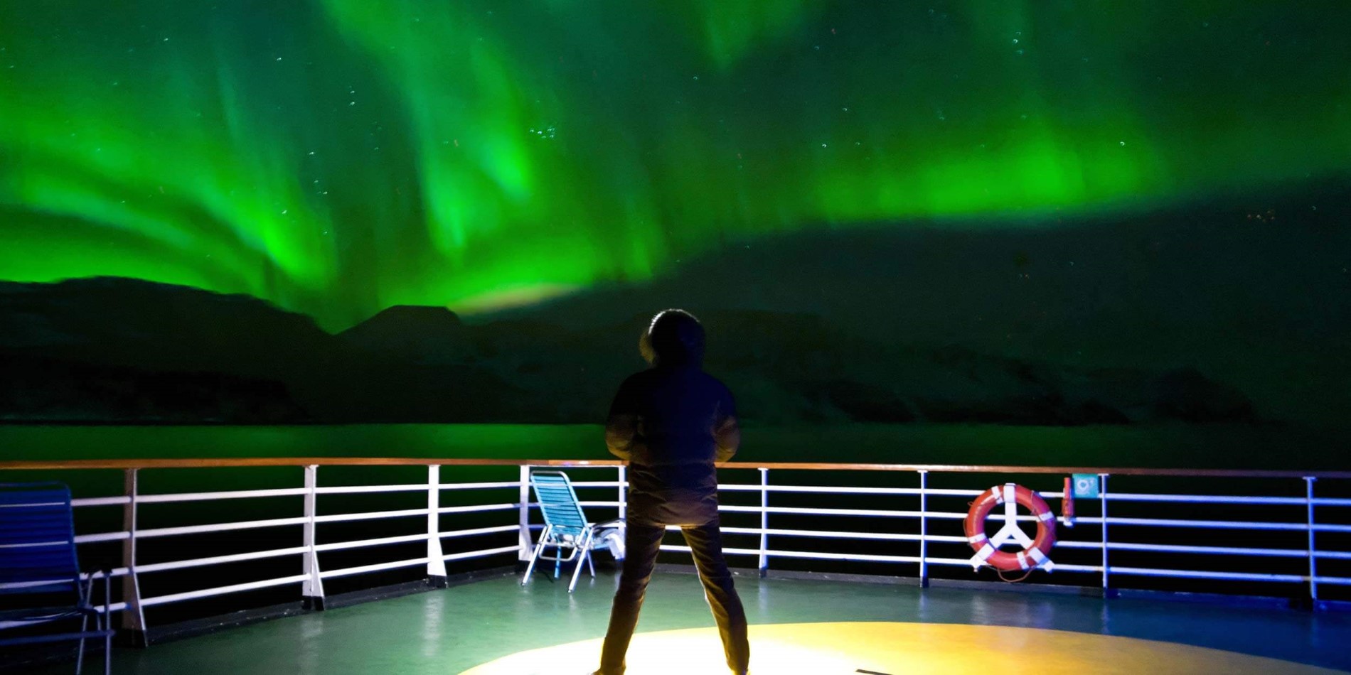 Gazing på norrskenet från ett Hurtigrutens skepp
