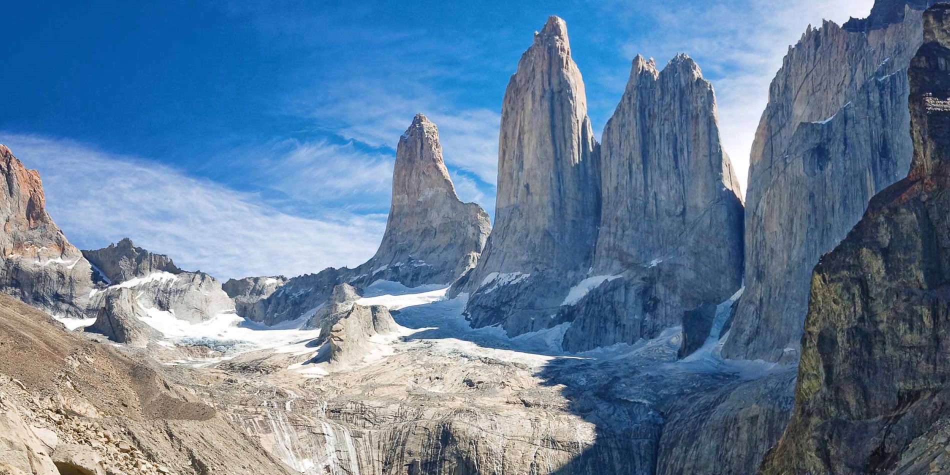 En kanjon med Torres del Paine nationalpark i bakgrunden