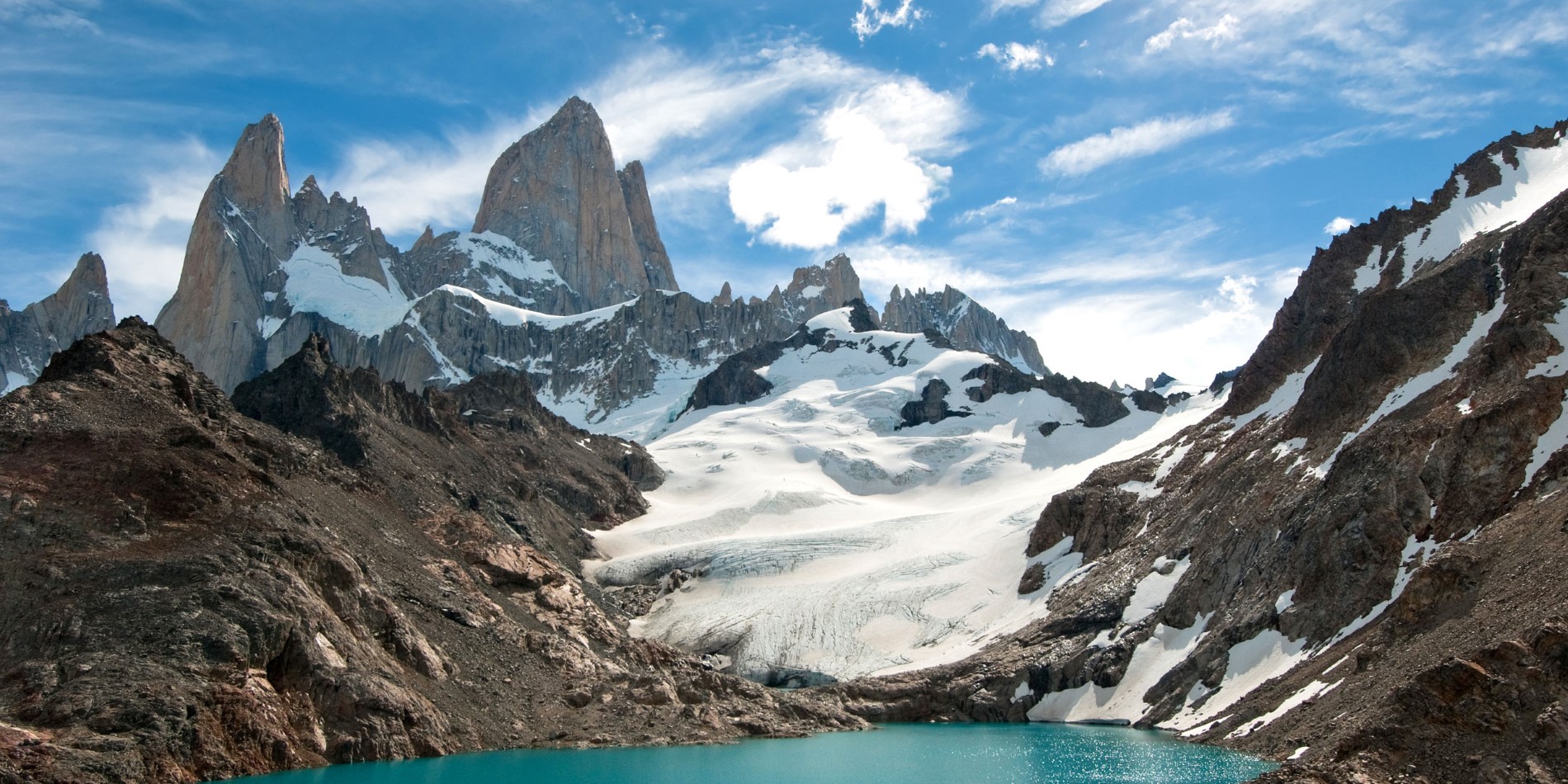 Monte Fitz Roy ligger nära byn El Chaltén på gränsen mellan Argentina och Chile