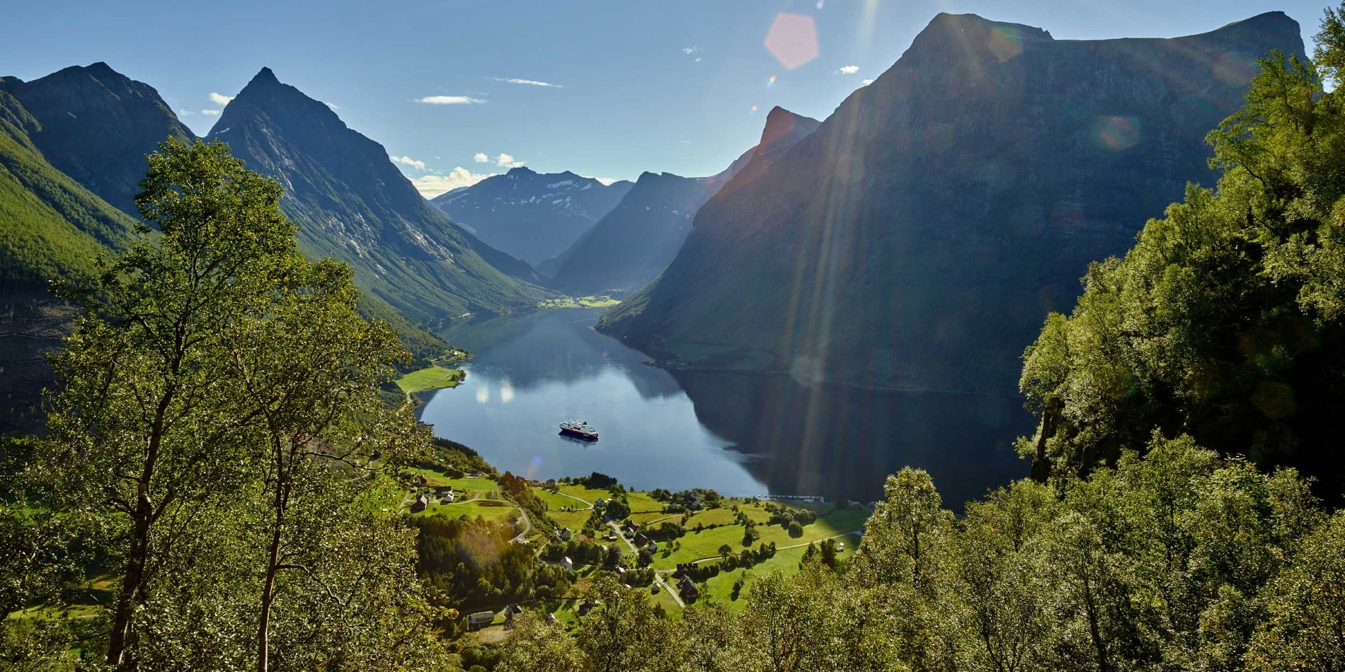 Majestätisk Fjord längs den norska kusten